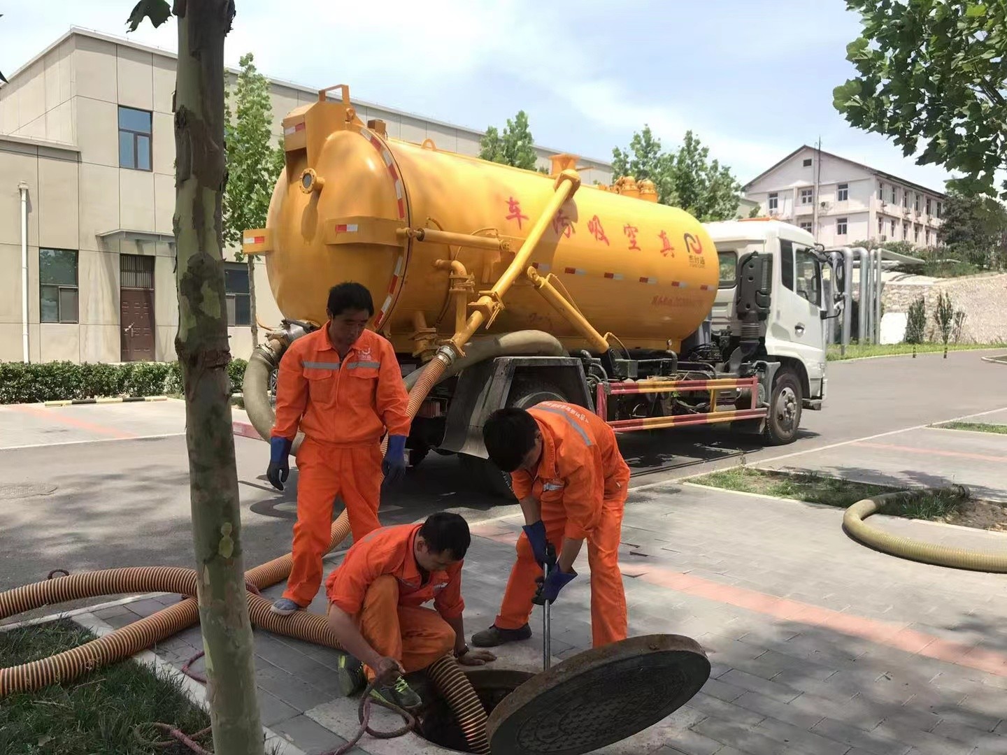 德昌管道疏通车停在窨井附近